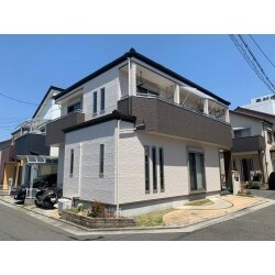 ベランダにアクセントを入れてメリハリをつけました。
まるで新築のような仕上がりになりました。
お施主様からも「新築時より綺麗になった」と大変ご満足いただきました。
無機塗装で、耐候性はばっちりです。