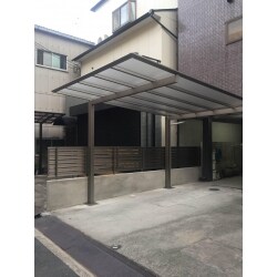 後ろ側に勾配を付けられるカーポートを採用し、カーポートの一部を建物内に入れ込み、雨に濡れないようにしました。
幅も今までより大きくしました。