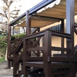 ウッドデッキが腐食していました。
土台の補強から柱の補修を行いました。
束石、束柱、筋交いも増やしました。
手すり笠木へのシール処理や、床下の水たまりの対策として排水経路を設け、雨水によるダメージを防いでいます。