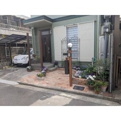 玄関前のレンガ花壇を造作しました。
奥様が大切に育てていらっしゃるお花を寄せ植えにし、とても華やかです。
花壇の雰囲気とあわせて、外構もレンガ敷きに。
外壁の雰囲気ともマッチし、とても素敵になりました。
奥様のイメージ通りの外構になり、大変ご満足いただけました。