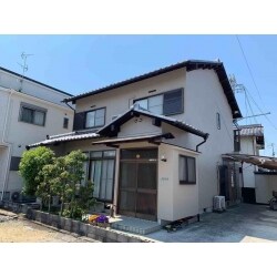 外壁の塗料は日本ペイントのパーフェクトトップを使用しました。
外観がきれいになったのはもちろん、雨風にも強いお家になりました。
