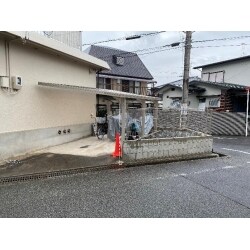 見通し、目隠しを考慮しました。
フェンス、メッシュフェンスを設置、
安全かつ周りの目が気にならないような配置をご提案いたしました。
また、隣のお家の間には南天の生垣をつくりました。
加えて、市のブロック塀改修の補助金制度があることをご案内。
危険なブロック塀を撤去し、通学路も安全に通行できます。