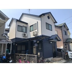 390.オフホワイトとネイビーのモダンな外観に