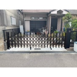 伸縮門扉を交換しました。
駐車場前の割れていたタイルを撤去し、土間打ちに。