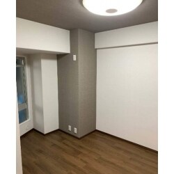 壁紙はサンゲツを採用。アクセントとして天井、柱部分を落ち着いた色で仕上げました。フローリングはウォールナットで仕上げ重厚感を出しました。もちろんマンションのため、防音仕様です。工期も短く、仕上がりにも大変ご満足いただけました。