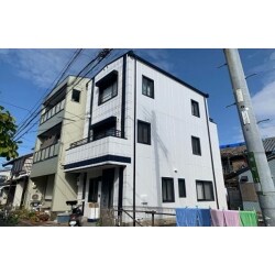 413.白い外壁が映えるお家