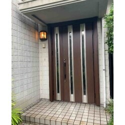 玄関ドアを断熱ドアに交換しました。
カバー工法のため外壁を触ることなく、1日で新しいドアに入れ替わりました。
断熱ドアなので冷暖房効率もアップします。