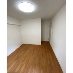 断熱材入りの壁材を下地に入れ、断熱性能を向上。カビを極力発生させないように、出来るだけ細めに換気をしていただくよう提案しました。浴室もサイズアップし、ゆったりと入浴できます。内装改修、床フロアを朝日ウッドテックの無垢フロアに張替えました。建具も入替え、造り付けの靴箱を設置。靴箱は可動棚を設置し、使い勝手と収納量を考慮しました。子ども部屋は、使いづらい天袋収納を撤去し開放的に。