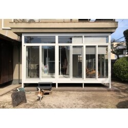 屋根は金属屋根(スーパーガルテクト)でのカバー工法をご提案。
屋根下地がコンクリートのため、ビスまたは釘のどちらが適しているか、屋根の下で見えないコンクリートの状態を確かめるため、事前に試し打ちを行い判断しました。
テラス囲いは、広さがあったため特注で対応いたしました。
ペットドアの取付は、使い勝手と見た目の良さにこだわり、提案いたしました。