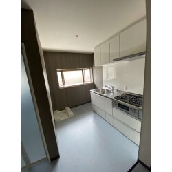 内部や外部共に劣化が進んでいるため、必要最低限修繕すべきところは直し、設備も入れ替えを提案しました。
外壁塗装、ベランダ防水及び手すりを改修し雨漏れを止めました。
また必要最低限、構造も手を入れやり替えを行いました。
浴室拡張、設備を一新し、内装もアクセントクロスを提案いたしました。