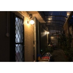 電気配線の経路を入念に計画し、外部照明を取り付けました。
手動シャッターを電動にリフォームしました。
リクシルの取替シャッターは既存の枠を利用して手軽に電動シャッターに変更できるためお勧めです。