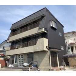 風が通り抜けやすい立地で、屋根が緩勾配のため立平を使用し、施工しました。
外壁の塗装は不具合のある箇所を修繕してから、高耐久の無機塗料で塗装を行いました。
タイルは劣化や破損した部分を張り換え。
外構は通行しやすくオープンに変更しました。