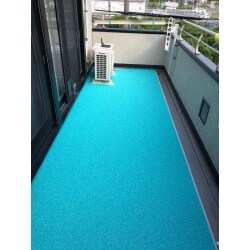 20年前に某ハウスメーカーで建築。メーカーの防水仕様が特殊な為、今後再発しないよう根本的に改修を提案しました。
既存防水を残しその上から木下地造作、ウレタン密着塗膜防水の上、塩ビシート防水そして土間増し張り仕上げをしました。
プールサイドと同じ仕上げです。