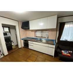 ご夫婦とも調理師でキッチンについては優先度が高く、大変こだわっていらっしゃいました。
当初他の商品を提案していましたが、クリナップのショールームをご案内の際、展示していた「セントロ」に感動し採用を決定。
また、お料理を楽しむためにコンロもリンナイの「デリシア」に電子コンベックを付けました。