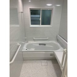 浴槽のまたぎ込みは劇的に小さくなりました。
床もすべりにくく、乾きやすい「ほっからり床」を採用。
浴槽はベンチ付き、浴槽上には手すりも取り付け安心です。
洗面は自動水栓を採用。
鏡がスウィングになっているので、身支度に便利です。