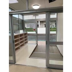 車いすでも登れる勾配でスロープを造作しました。
靴を履き替えるスペースも床全体を上げて、安定した足元になりました。
スロープの部分とフラットな部分は分かりやすいようにあえて素材と色を変えました。
建具はレールのない上吊り建具を新調しました。