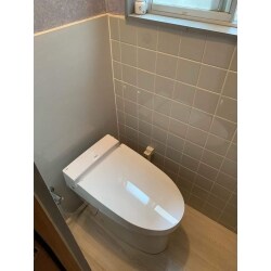 タンクレスの中でも一番小さいLIXILのサティスSをご提案。
床はタイル張りでしたが、床上げをしてクッションフロア仕上げにし、お掃除もしやすくなりました。