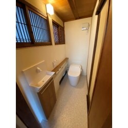 築80年の戸建てを改修。浴室をユニットバス化、廊下と洗面が分かれているため、間仕切りをとり洗面脱衣室として広くとりました。それに伴い、窓、勝手口はアルミサッシに改修。雪隠便所から下水に接続し、水洗トイレ。既存地窓や建具は既存再利用し昔の面影を残して、内装はクロス、クッションフロアにリフォームしました。
縁側はアルミサッシ、縁側は縁甲板にやり替えました。