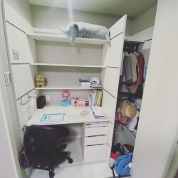 部屋の間取りを変更してウォークインクローゼットを新設しました。
押し入れをクローゼットに替え、その中にLIXIL「ヴィータス」にて勉強机を造作。
バルコニーはサンルームにて提案しました。