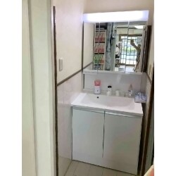 3面鏡にすることで収納も増え、見た目すっきり！
自動水栓でコロナ対策もばっちりです。