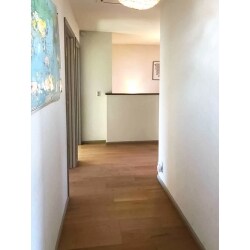 カーペットの床をフローリングへ
1部屋畳を設置、階段はフローリングに合わせた色味の木目調に。