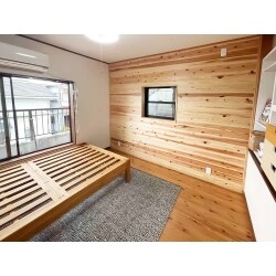 窓を小さくしたい。壁一面に杉板を施工したい。とのご要望を受け
窓は引き違い窓から上げ下げ窓へ。
壁には中本造林のリアルウォール憩杉羽目板をご提案。
室内の温度・湿度を調整する働きがある杉で快適・お洒落なログハウス調の部屋になりました。
