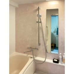 古くなった浴室とトイレを施主様ご希望のメーカーTOTOで選定。
浴室は掃除がしやすく使い勝手が良いユニットバス、WYシリーズを。
トイレは節水率が良く汚れが付きにくいセフィオンテクト加工されている、ピュアレストMRをご提案。
浴室は翌朝にはカラりと乾く床で、カビが発生しにくいユニットバスに、
汚れが付きにくく落としやすいセフィオンテクト加工されているトイレは、掃除もラクラクに。
お手入れしやすく節水率も格段に上がりました。