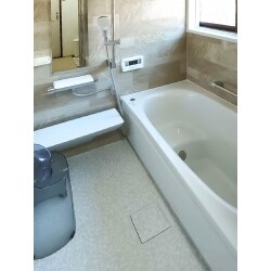 洗面台を２人同時に使用されることがないとのことだったので、洗面台を小さくし浴室の拡張。
ドア枠はそのまま残し、鍵がつけられる施主様お好みのデザインのドアへ交換。
浴室の壁にベージュを採用することで見た目もあたたかな広々で快適なユニットバスへ。
6人分の靴がしっかり収まる使い勝手も抜群な天井高さくらいまである可動棚タイプの収納に、
背の高いゴルフバックもしっかり収まる下が空洞のタイプ収納を採用。
スッキリ広々、快適な居住空間になりました。