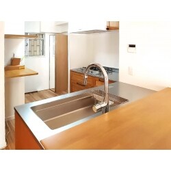 中古マンションを購入して入居する前にリフォームをご希望で、間取りやバリアフリーへのこだわりをお持ちの施主様。
使い勝手やご予算とご相談の上、可能な限りの施主様のご希望に添った造作建具やオシャレな設備をご提案。
各所の無垢材があたたかく、白く明るい壁にフローリングでホッとできる雰囲気の「帰りたくなるお家」に仕上がりました。