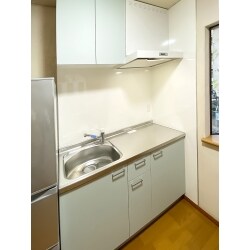 レンジフードが故障したために、交換をご希望の施主様。
キッチンスペースの効率を考え、設備はLIXILのティオをご提案。
シンクの上に突き出していたキャビネットを無くし、吊戸棚を設置。収納量も増え、圧迫感もなくなりました。
レンジフードは捕集効果が高いシロッコファンタイプに交換。
ノールグリーンの柔らかな色合いがとても魅力的なキッチンになりました。