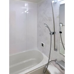 中古物件をご購入、換気扇の調子が悪く配管も含めて改修をご希望の施主様。
LIXIL、リノビオVの、色合いは全体的に白ベースをご提案。
照明の色も元々は赤味のある電球色だったのですが、青白い昼白色に変更。
工事も1日で完了し、透き通るような純白が映える明るい仕上がりに大満足していただけました。
