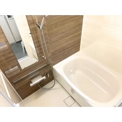 給湯器の交換を機に浴室のリフォームをご検討の施主様。
施主様ご希望のあたたかい見た目になるように全体的にベージュをご提案。
アクセントパネル・周辺パネルに木目柄を採用。
パーツには乾きやすくヒンヤリ感のない床や汚れにくく汚れが落ちやすいものをご提案し、お掃除しやすさ・機能性・利便性が向上。
見た目だけではなく体の芯からあたたまる仕上がりに大変満足していただけました。