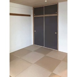 経年劣化が気になり、和室の内装リフォームを検討している施主様。
同じ色でも敷き詰める方向を変えるだけで色が違うように見える半畳のサイズの「琉球畳」の和紙製をご提案。
和紙畳は色褪せもなく、丈夫で長持ち。撥水性・吸放湿性に優れカビが発生しない為、お掃除もラクラク。
天井は木目調のクロス、壁は和紙柄で和風に。襖はウォールナットダーク柾目の洋風のデザインを選定。和洋どちらの良さも感じられるスタイリッシュで和モダンな空間になりました。