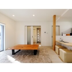 設備の経年劣化、部屋の数・収納といった間取りに関して不便を感じておられた施主様。
面積効率や生活動線を考えつつ、スペースを有効活用できるように間取り設計をご提案。
真ん中に位置するLDKの南面に大きな窓を設置し、壁を無くした対面キッチンで開放的に。
水廻り設備は掃除しやすい節水型のタイプへと交換。
床や建具をホワイトで統一。ホワイトの内装とたっぷりの採光で明るい空間に。
収納も増え、無駄のない間取りでスッキリひろびろ。素敵なお住まいに仕上がりました。