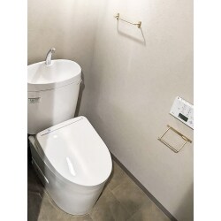 リモコンの故障きっかけにトイレのリフォームをご検討の施主様。
折角交換するならSNSに掲載されているようなオシャレなデザインにしたいとのご要望を受け
施主様のお好み・こだわりを伺いしっかり打ち合わせをし、クロスの配色や照明の配置のご提案。
しっとりとした風合いと優しい柄の抑揚が美しい石目柄のクッションフロア、撥水コート機能付きのダークブラウンのアクセントでスタイリッシュで大人っぽい落ち着いた空間に。施主様ご満足のオシャレなトイレに仕上がりました。