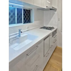 ビルトインの食洗器が壊れたことをきっかけにキッチンの交換をご希望の施主様。
浴室も経年劣化も目立つようになってきたので合わせて交換。
施主様の好きなお色(ホワイト)で統一された、とても爽やかな空間に仕上がりました。