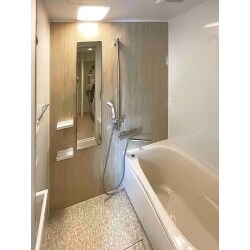 お風呂の取替をお考えの施主様。弊社ショールームイベントにご来場の際、リフォームを決意頂きました。
壁の色を3パターンほどご提案し、ベージュ系のコーディネートをご選定。
優しい色合いで見た目もとてもあったかいお風呂に生まれ変わりました。