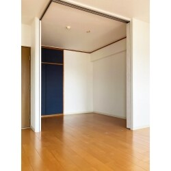 特別な時にだけ間仕切り出来る部屋をリビングに作りたいとのご要望、
カンタンに引き出せるL字の建具で、便利な空間が出来ました。