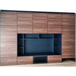 新築マンションをご購入後、足りない収納・設備の設置をお考えの施主様。
大容量の壁面収納にカップボードでLDKを高級感溢れる空間に仕上げました。