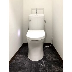 マンション購入、入居された施主様。リフォームしていなかったトイレが気になるので交換をご希望されました。
掃除しやすく、見た目も高級感溢れるトイレ空間になりました。