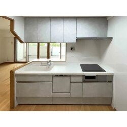 中古マンションを購入し、入居前にリフォームをご希望の施主様。
施主様ご家族のライフスタイルやお好みの「落ち着いた雰囲気」に合わせて水廻り・内装をご提案。
デザイン・清掃性・機能性の向上し、ホワイトやグレーの明るい落ち着いた仕上がりに大変ご満足していただけました。