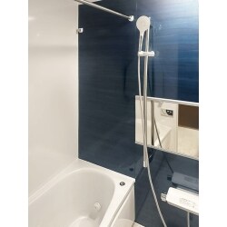 経年劣化による浴室の交換をご希望の施主様。
水回りのクールなイメージを取り込んだ浴室のカラーリング、洗面脱衣所の壁のタイルはお気に入りとの事で既存利用をご希望されました。
ご要望に合わせてアクセントパネルはセイランをご提案。濃い青色が爽やかでとってもクール。
施主様お気に入りのタイル部分はしっかり保護しつつ再利用。電気式の浴室暖房乾燥機も導入し、機能性もアップ。快適な浴室に仕上がりました。