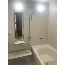 浴室の老朽化に伴い、最新のユニットバスへリフォームしたいとのご希望でした。
壁や床は抗菌、防カビ仕様になっており、汚れがつきにくく且つお手入れが簡単です。
全体をベージュで統一し、落ち着いた空間になりました。