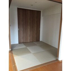 畳は和紙畳、90cm角の琉球畳としました。
クローゼットはPanasonicベリティスの3枚連動引き戸です。
以前よりも、有効開口が広くなり、物の出し入れがしやすくなりました。
野暮ったい和室から、おしゃれな和洋室へ生まれ代わりました！