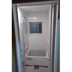 新しい浴室は全体的に白いイメージで浴槽とアクセントは緑ですっきりとしました。
シャワーも高い位置から使用でき便利になりました。