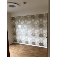 321.輸入クロスが華やかなお部屋のアクセントに