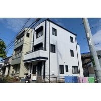 413.白い外壁が映えるお家