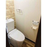 464.アクセントクロスで落ち着きのあるトイレ空間