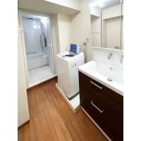 519.広くなった入口と明るい内装で、快適な洗面と浴室に