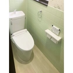トイレの経年劣化とタイル壁とトイレが同色でのっぺりとした空間に
味気なさを感じておられた施主様。
緑のタイルはそのまま活かし、床を白っぽいベージュ、トイレ本体・壁付けリモコン、トイレットペーパーホルダーを白に交換。
緑のタイルが映える明るく爽やかな空間に仕上がりました。